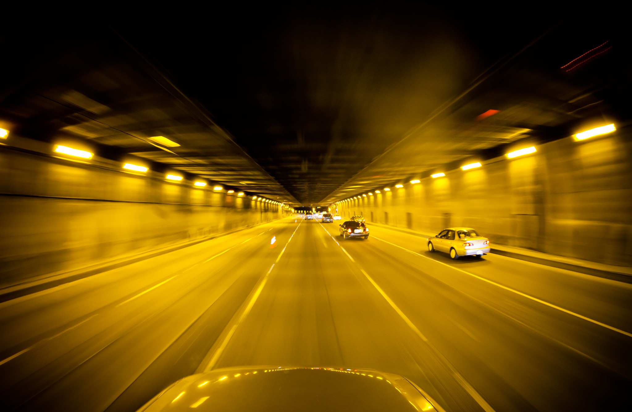 Mehrspurige Autobahn in einem Tunnel