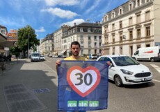 Fahne mit Tempo 30-Herz vor der Zürcherstrasse in Basel